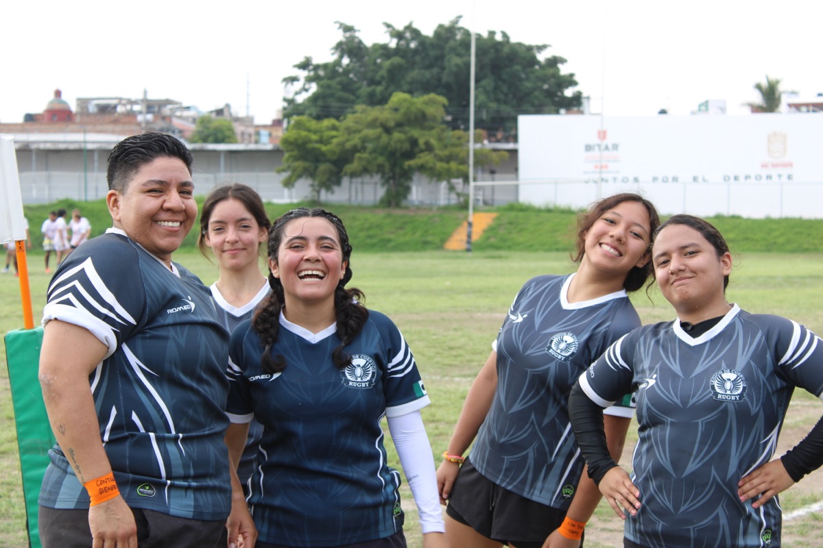 Integrantes de la Legión comparten un momento junto a la cancha