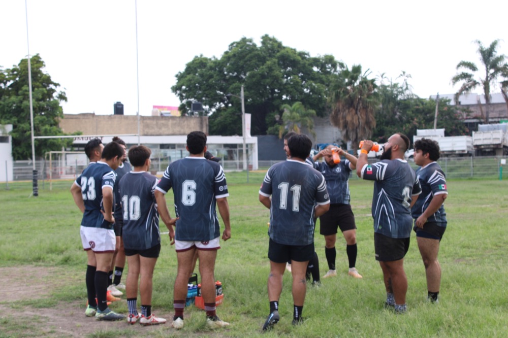 Integrantes del club caminan juntos por la cancha