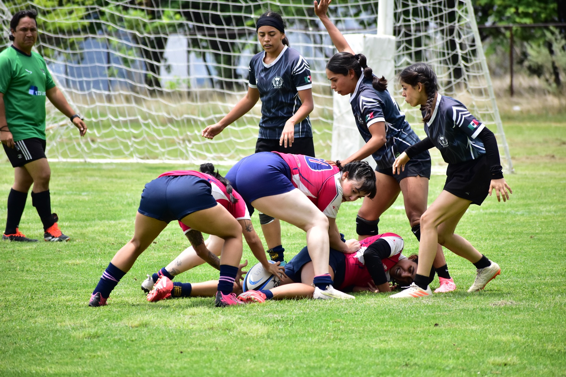 Jugadoras de rugby disputan el balón en la cancha